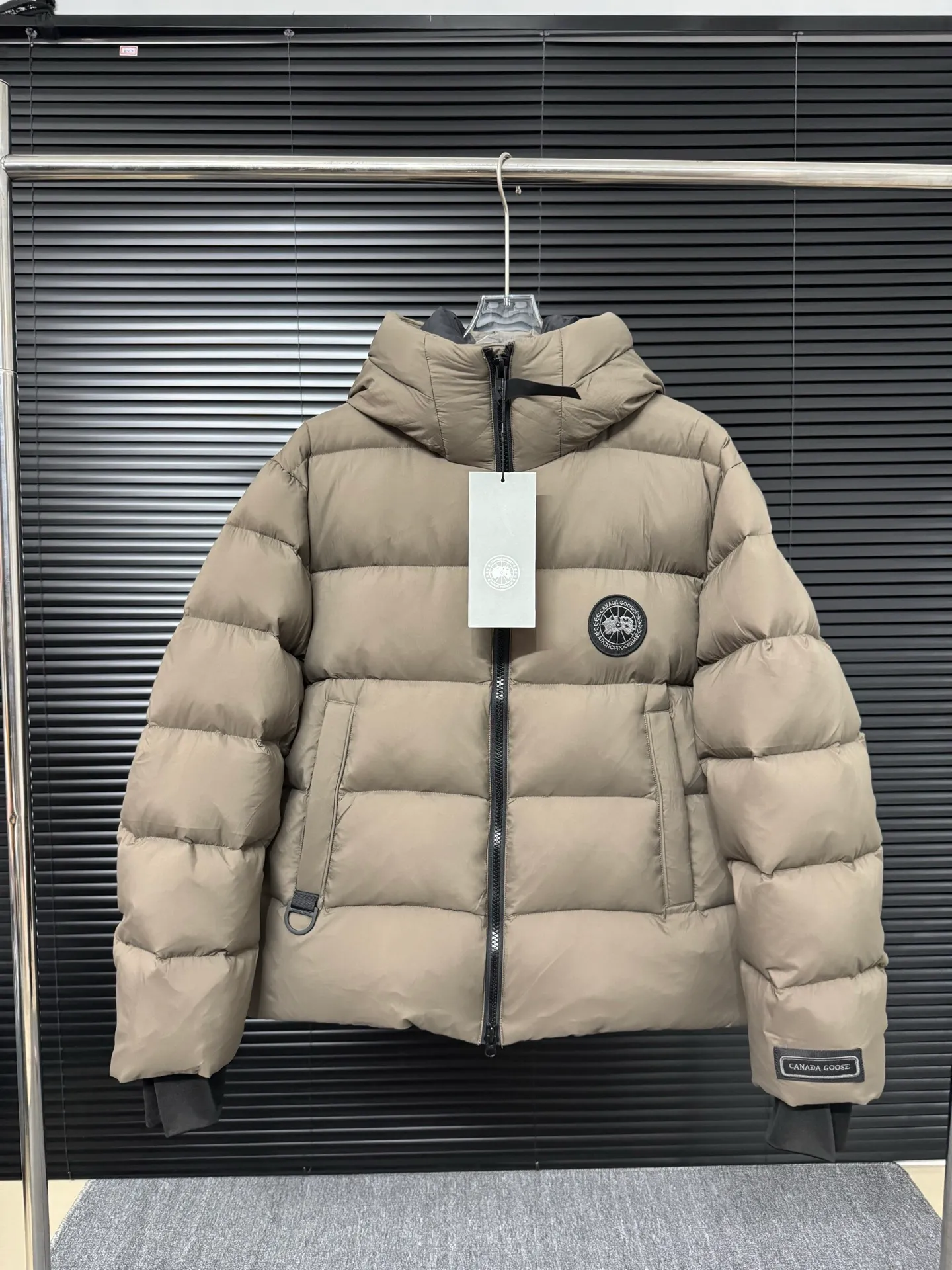 P860 Big Goose Ouyang Nana Second Generation (higher version) Canada goose Canada Goose Black Label Down Jacket A must-have in the outerwear world, the Big Goose Black Label down jacket! The latest designer styles! The goose down jacket has always been a popular element of fashion and is loved by experts from all walks of life! Fashionable hooded cut, high-end customer-supplied fine goose down, high resilience, smooth zipper, strong and firm. Pockets on both sides can store small items, free your hands, and you can go out without worries. It can also meet the need of putting your hands in your pockets👏👏Produced by Big Goose, it can be used as a group uniform by many celebrities. This down jacket uses a double-layer anti-down lining design, which has strong windproof performance and will be very warm in winter! Newly labeled white duck down filling, high fluffiness, windproof hooded design. When walking outdoors, pull the collar to the highest position, put your hands in the pockets and it will be very warm. It can be easily controlled by all body types! The interior is equipped with an elastic snow skirt design for better wrapping. The simple and neat style design highlights the masculine temperament. The impeccable style is classic and never goes out of style. It is warm and practical, and it is versatile! You can enter with your eyes closed!  Color: Black Khaki Size: XS-XXL